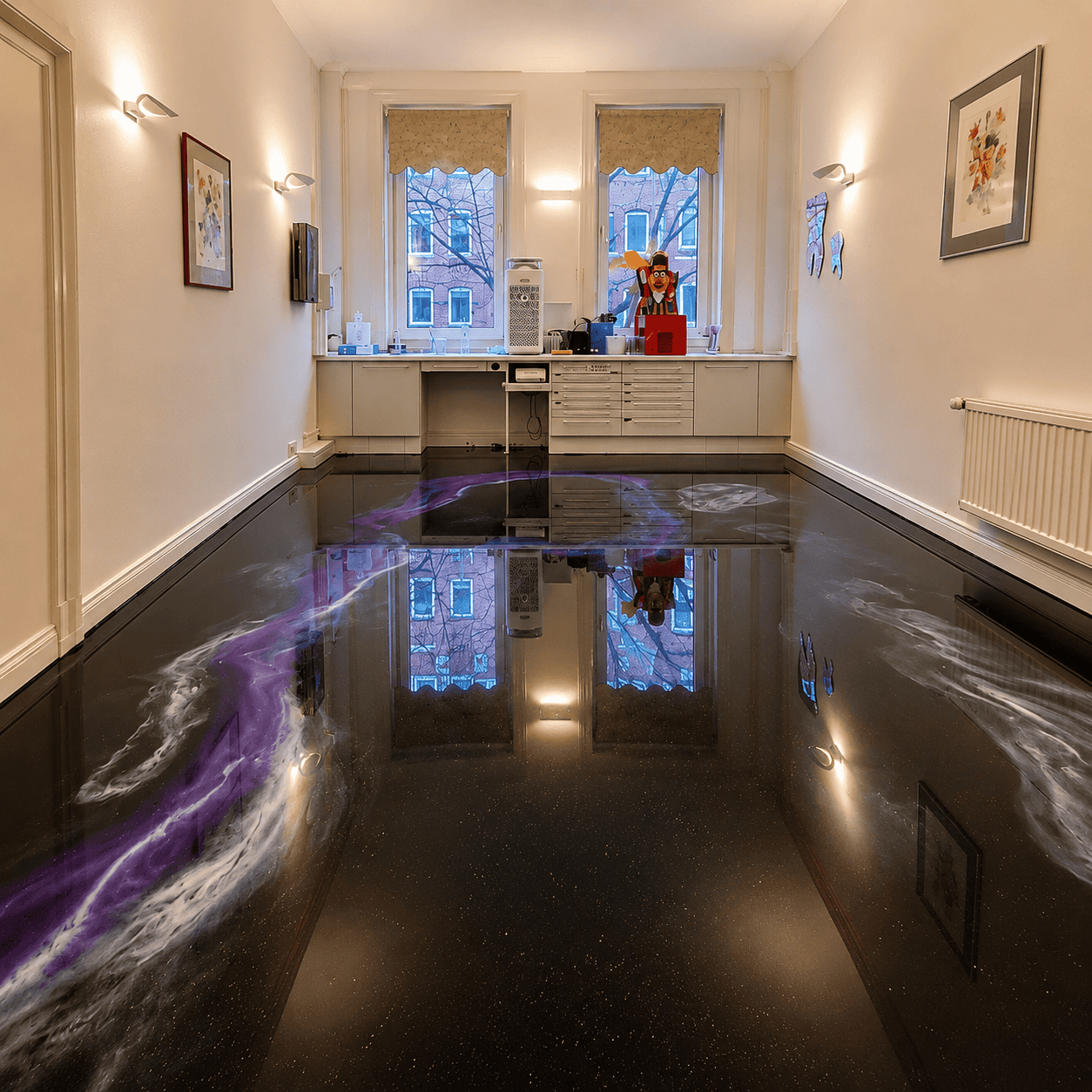 Schwarzer Metallic-Epoxidharz-Boden mit violett-weißen Designeffekten und hochglänzender, fugenloser Oberfläche in einer modernen Zahnarztpraxis.
