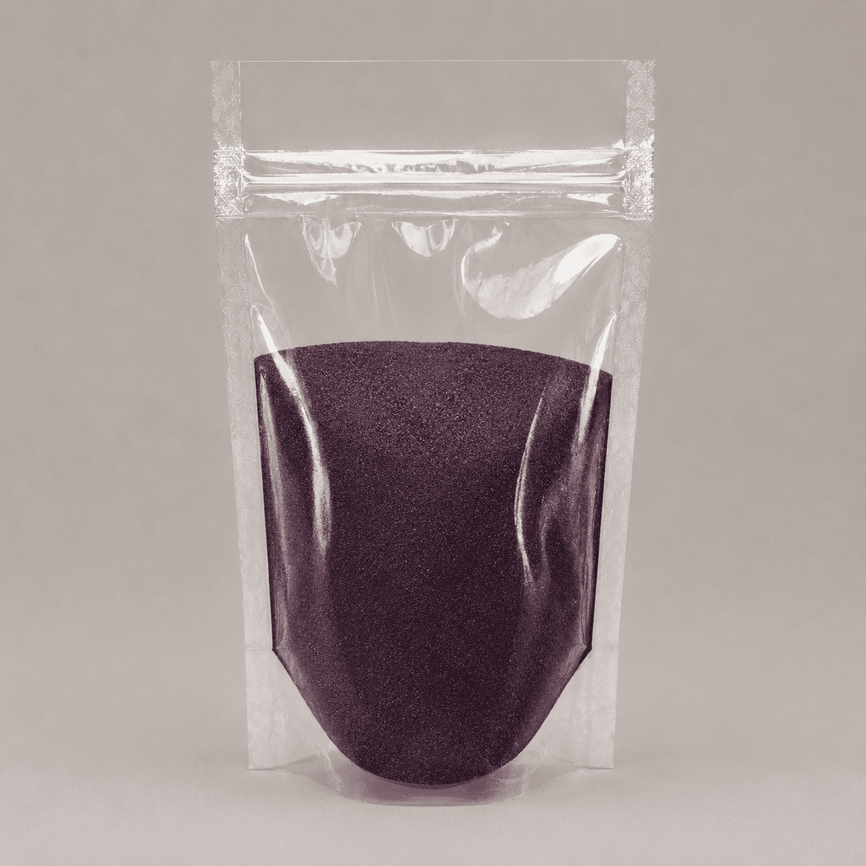 Lila Pulver in durchsichtiger Plastik Verpackung