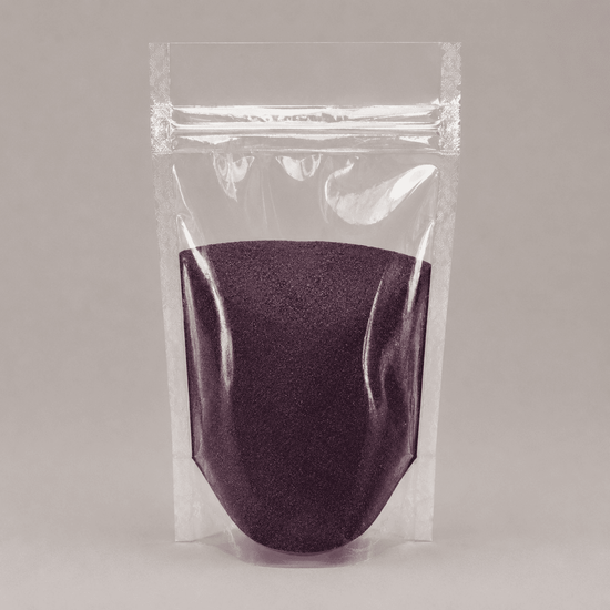 Lila Pulver in durchsichtiger Plastik Verpackung