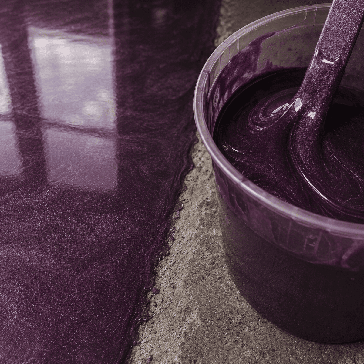 Purple Rain UV Metallic-Epoxidharz im Mischbecher neben einer frisch beschichteten Betonfläche mit intensivem Perleffekt, edler Marmorstruktur und hochglänzender Tiefenwirkung.