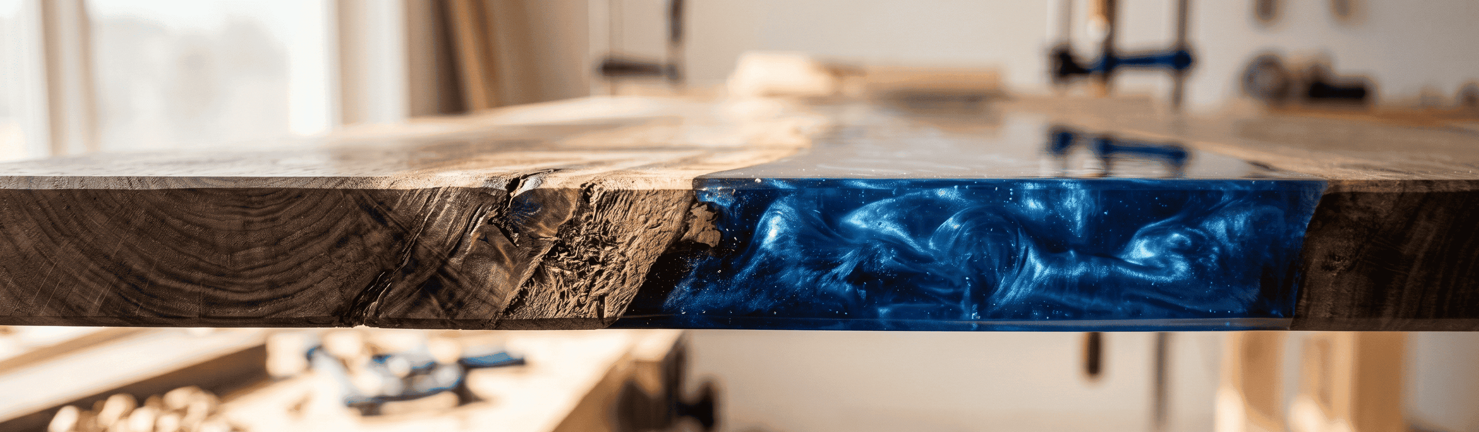 Massivholz-River-Table mit blauem Epoxidharz und natürlicher Baumkante als handgefertigter Design-Esstisch.