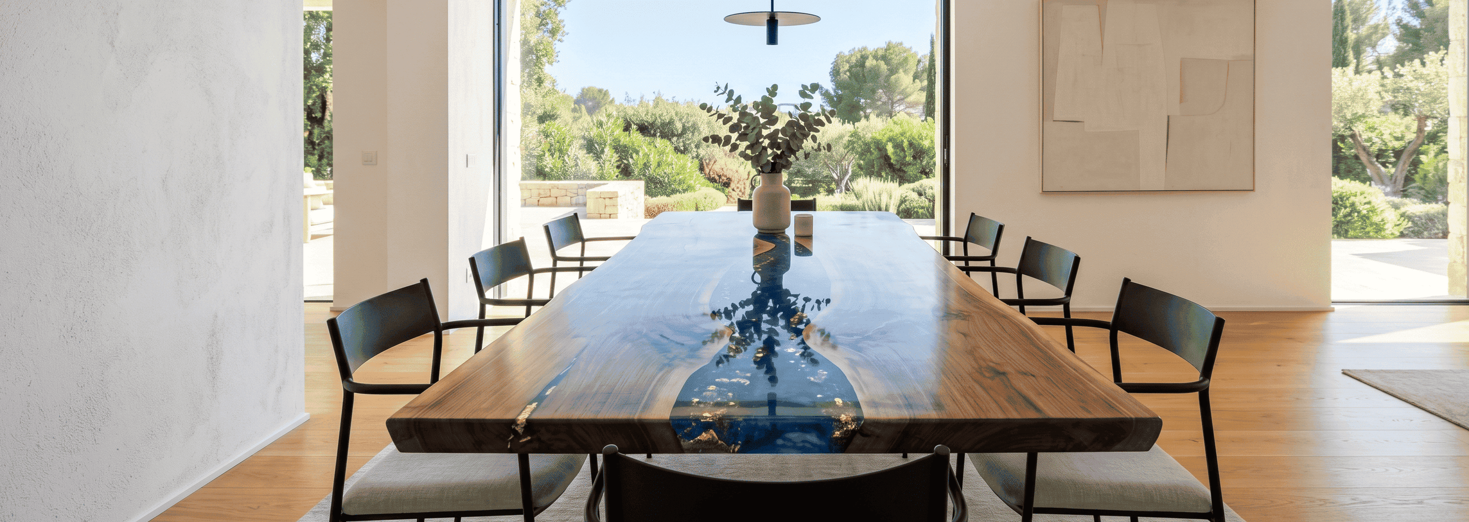 Exklusiver Massivholz-Esstisch mit handgegossenem Epoxidharz-Fluss in tiefem Metallic-Blau und edlen Goldakzenten. Die Kombination aus natürlichem Holz und kristallklarem Epoxidharz macht jeden River Table zu einem einzigartigen Designobjekt mit faszinierender Tiefenwirkung. Perfekt für moderne Esszimmer, Konferenzräume und luxuriöse Wohnkonzepte, verbindet der maßgefertigte Tisch zeitlose Eleganz, höchste Handwerkskunst und langlebige Qualität.