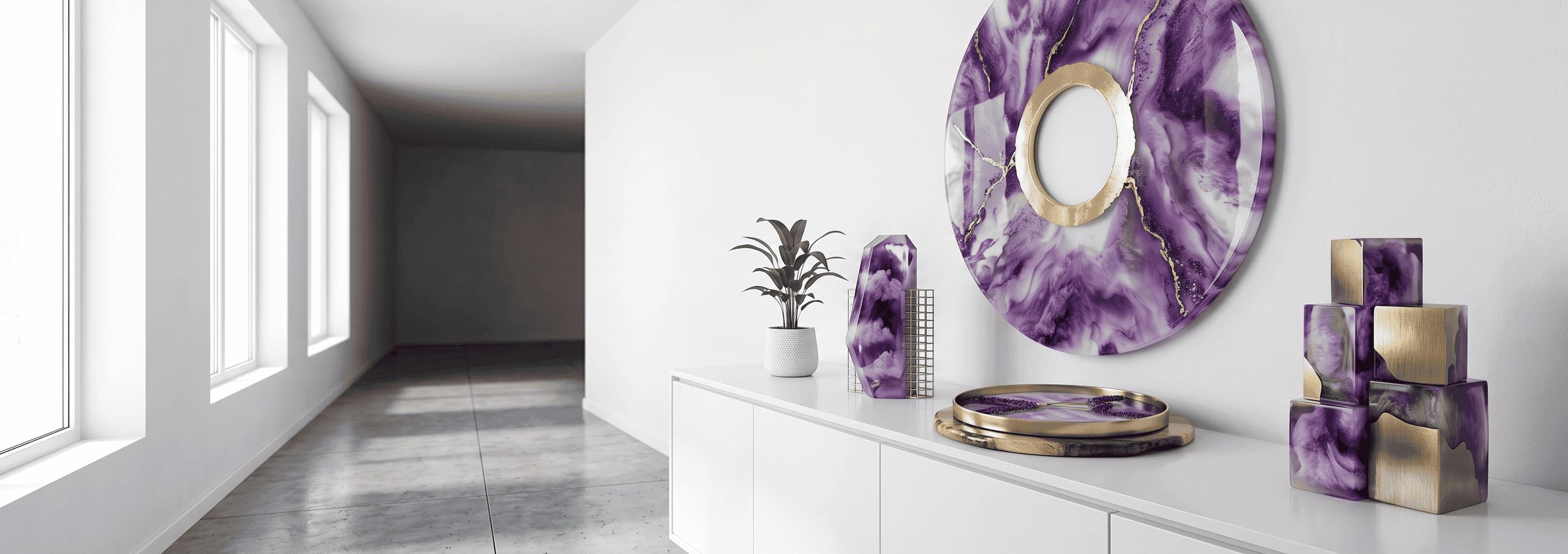 Handgefertigte Epoxidharz-Dekoration in violetter Marmoroptik mit goldenen Akzenten auf einer modernen Wohnkommode.