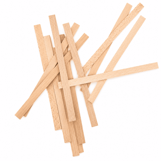 Rührstäbe aus Holz auf weißem Hintergund