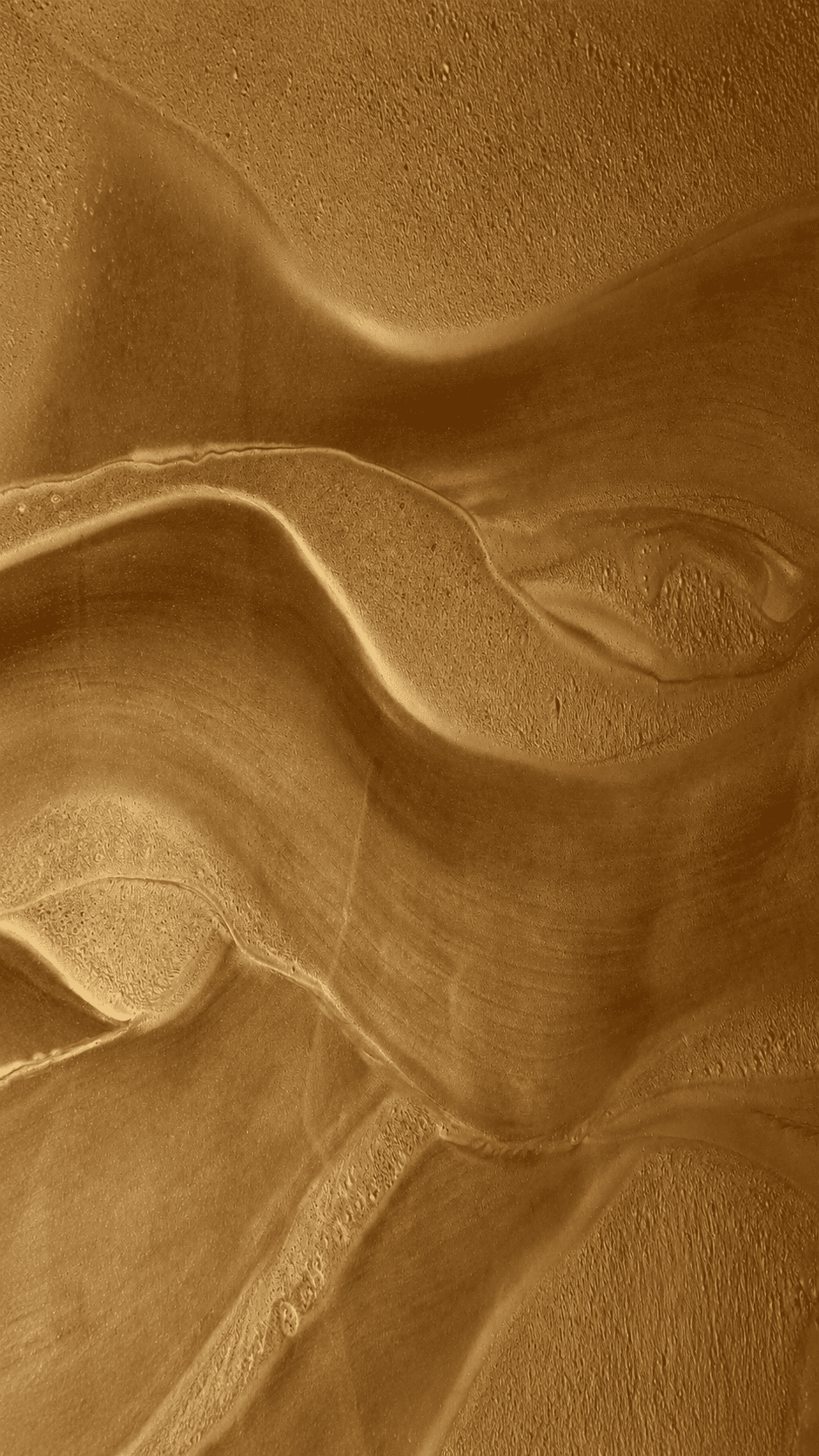 Detailaufnahme einer goldenen Metallic-Epoxidharz-Oberfläche mit fließenden Strukturen und seidigem Schimmereffekt für exklusive Designbeschichtungen.