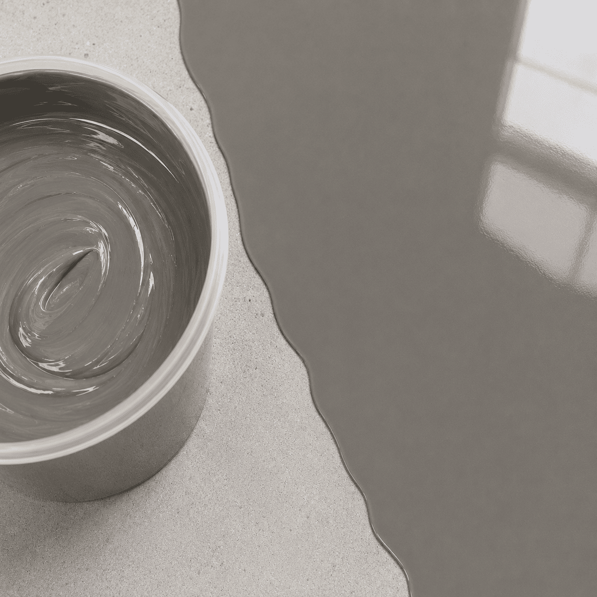 Satin Grey UV Metallic-Epoxidharz im Mischbecher neben einer frisch beschichteten Betonfläche mit eleganter Naturstein-Optik, dezentem Perleffekt, seidigem Schimmer und hochglänzender Oberfläche.