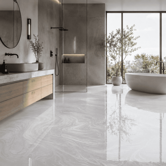 Satinweißes Badezimmer mit Dusche