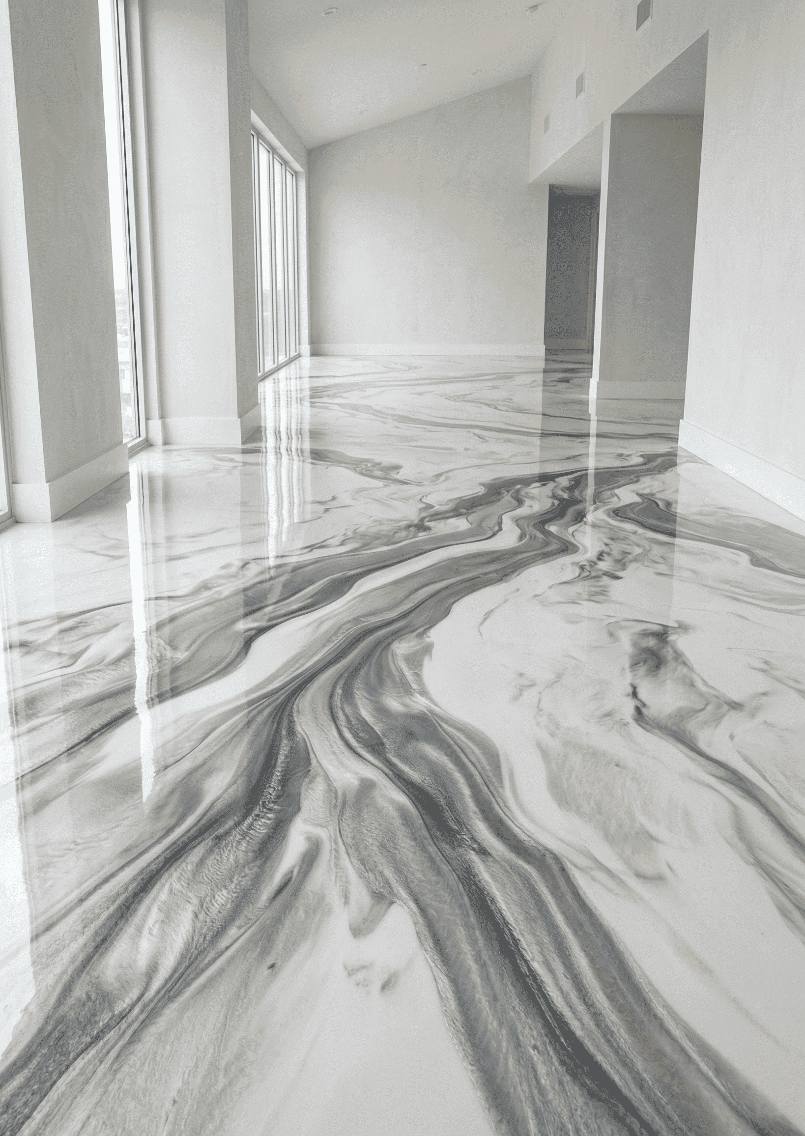 Weißer Metallic-Epoxidharz-Boden mit grauem Marmoreffekt und Hochglanzoberfläche während der Gestaltung eines fugenlosen Designbodens.