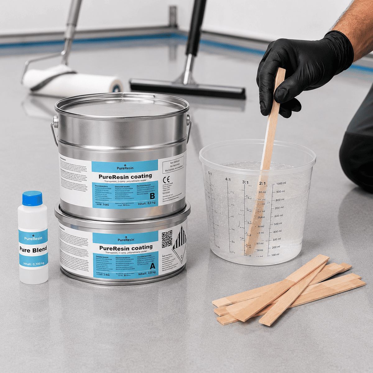 PureResin Coating mit Mischbecher und Holzrührstäben beim Anmischen von transparentem Epoxidharz für Bodenbeschichtungen.