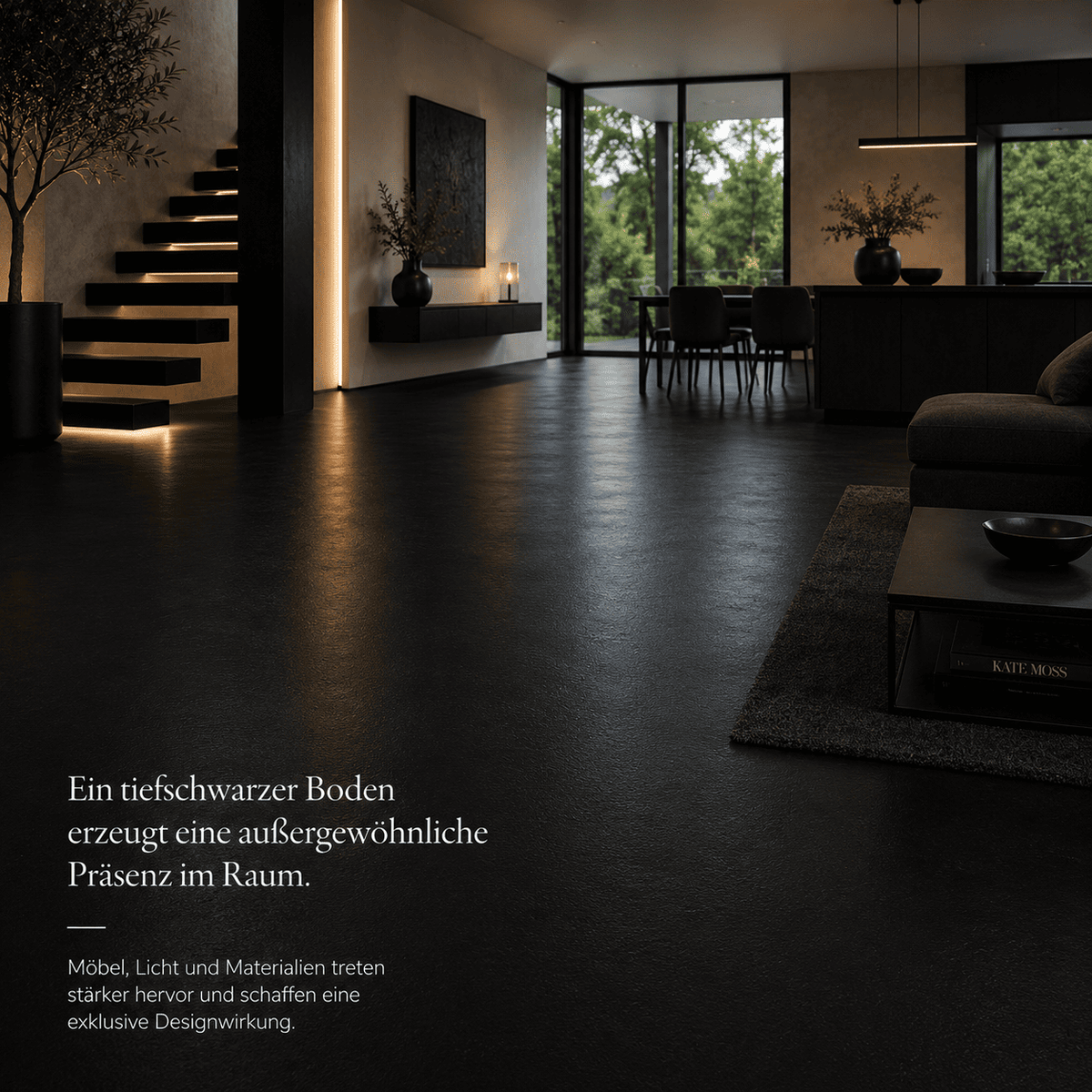 Serin Pure Black Designboden in modernem Wohnbereich mit offener Küche und Treppe, fugenlose schwarze Oberfläche für eine elegante Raumwirkung.