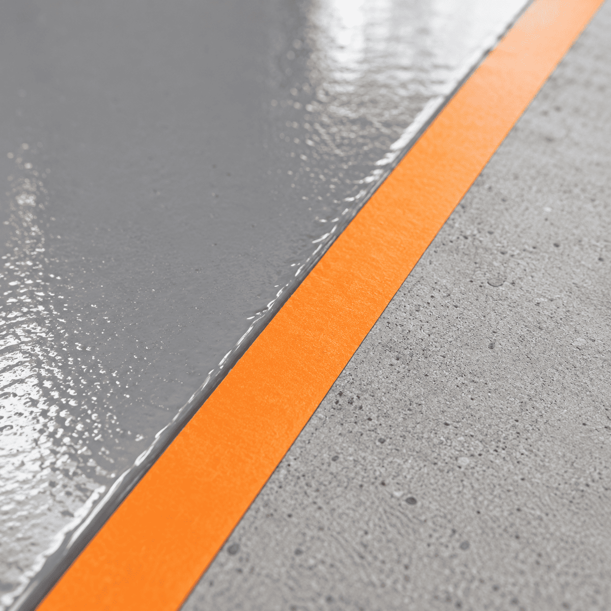 Oranges Abklebeband für saubere Kanten bei grauer Epoxidharz-Beschichtung