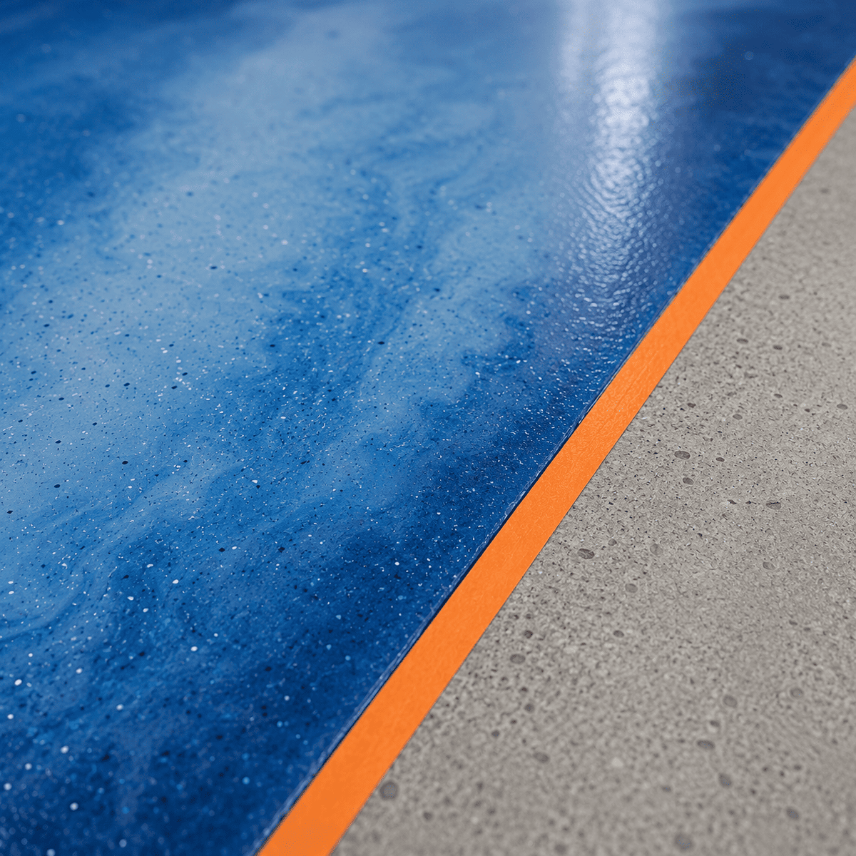 Blauer Metallic-Epoxidharz-Boden mit orangefarbener Abklebekante
