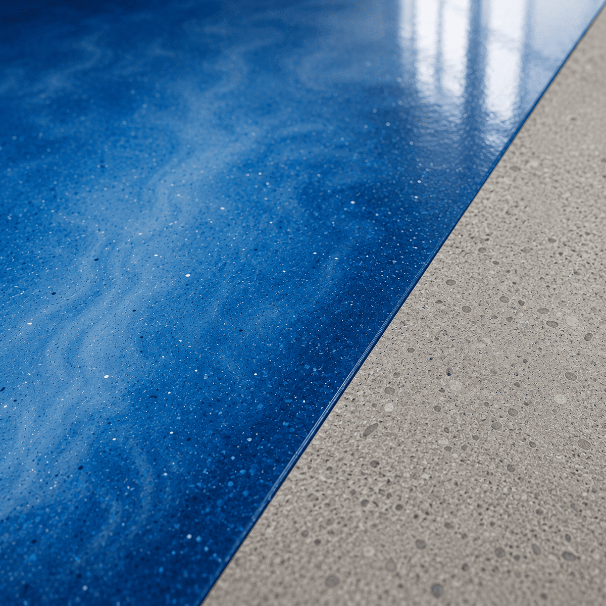 Blauer Metallic-Epoxidharz-Boden mit sauberer Kante zum Betonboden