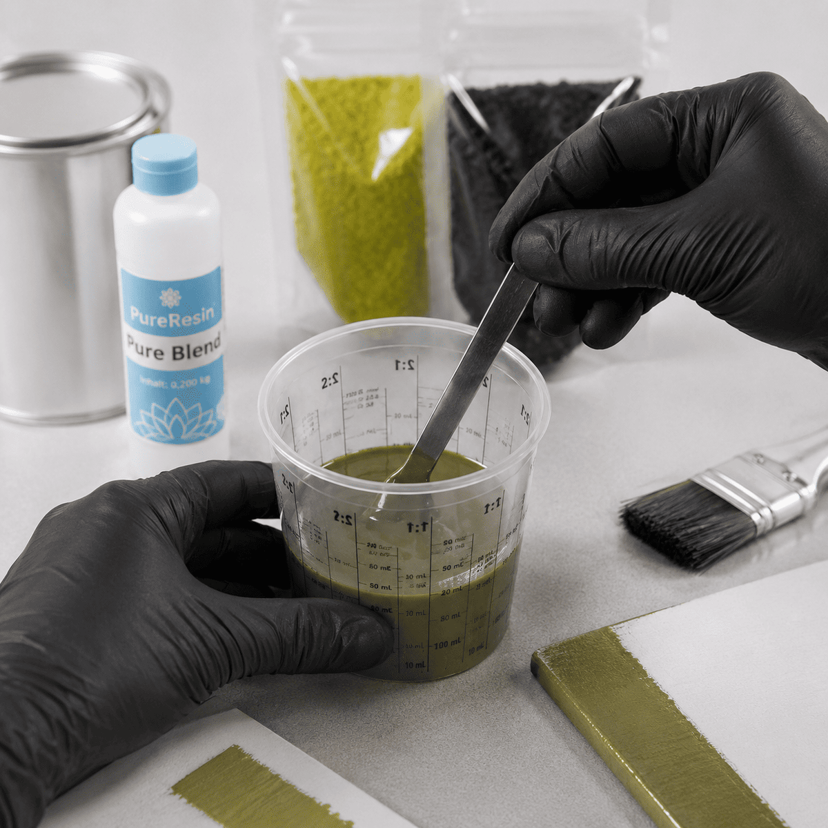Grünes Pigment wird im Mischbecher für Epoxidharz angerührt