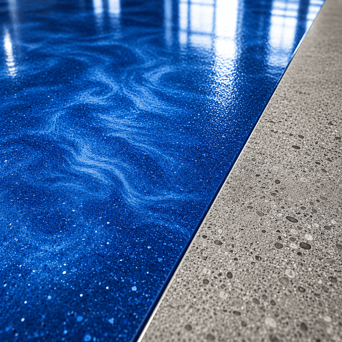 Blauer Metallic-Epoxidharz-Boden mit sauberer Kante zum Betonboden
