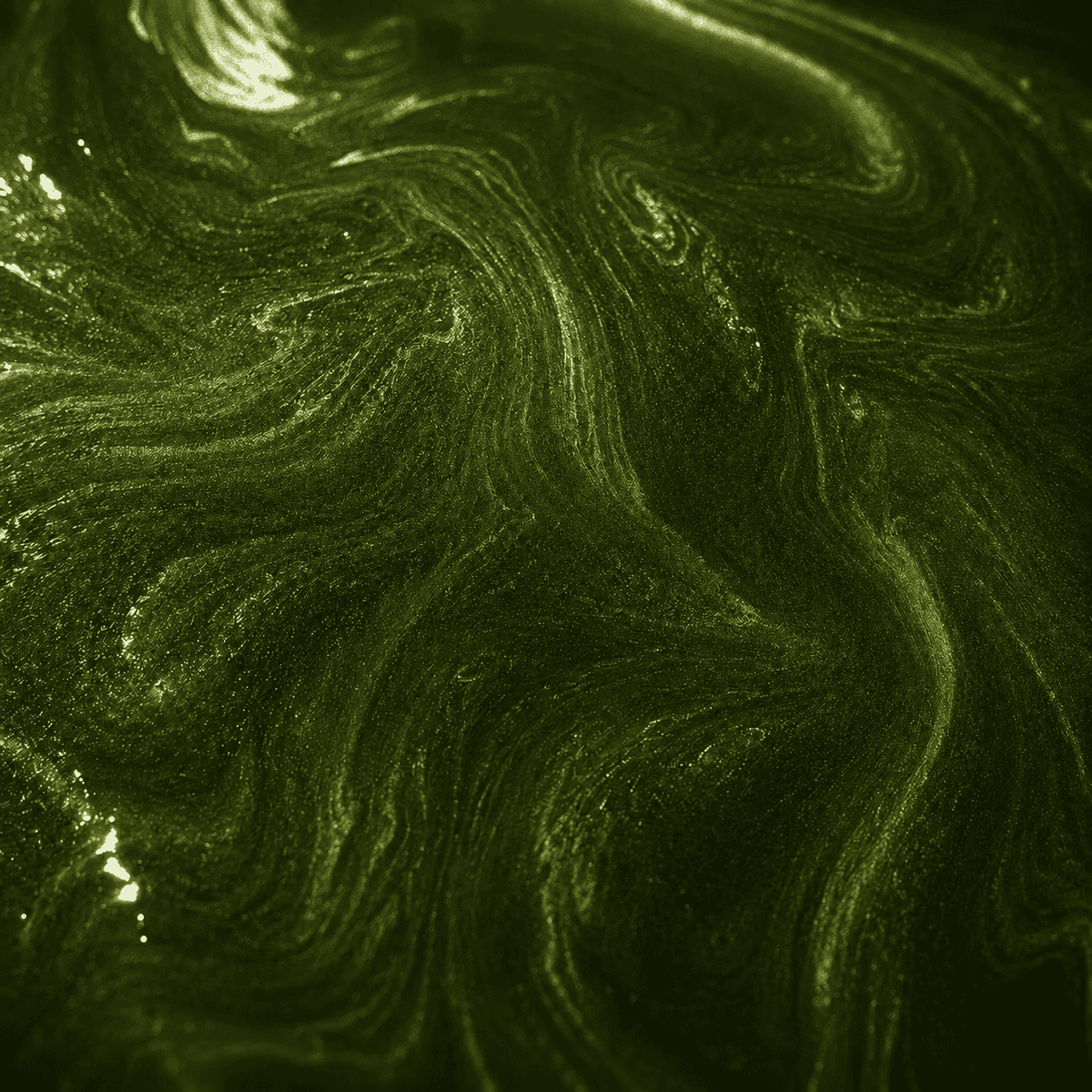 Nahaufnahme einer smaragdgrünen Metallic-Epoxidharzoberfläche mit feinen Schimmerpartikeln und organischer Struktur.