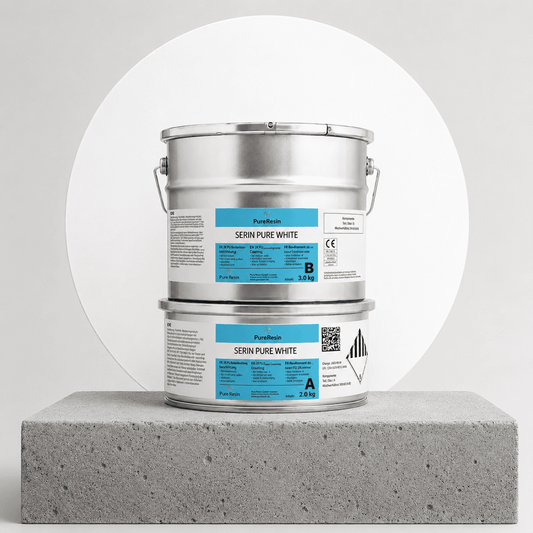 Silber, blauer Coating Eimer Serin Pure Weiß steht auf einem Stein mit einem weißen Kreis hinter dem Eimer