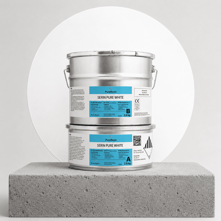 Silber, blauer Coating Eimer Serin Pure Weiß steht auf einem Stein mit einem weißen Kreis hinter dem Eimer