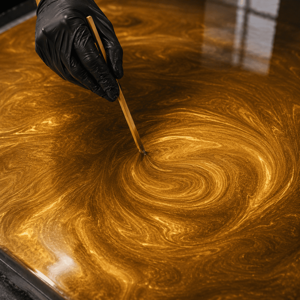 Shimmer Gold UV Metallic-Epoxidharz wird mit einem Holzspatel zu einer luxuriösen Marmorstruktur mit brillantem Perleffekt, strahlendem Goldschimmer und faszinierender Tiefenwirkung gestaltet.