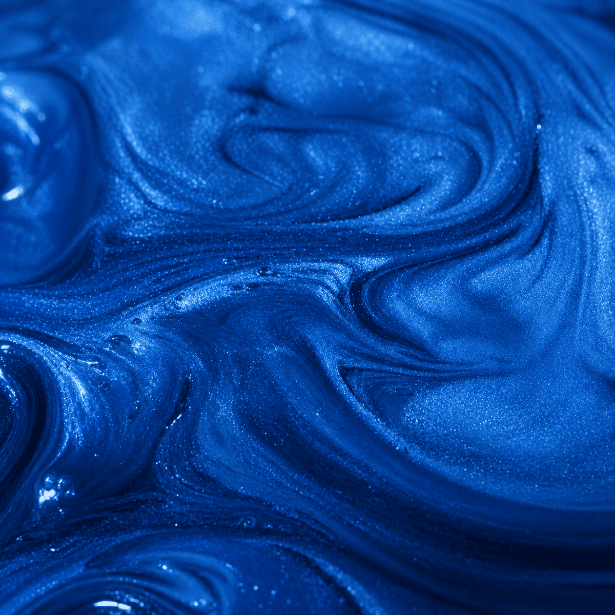 Nahaufnahme von Sky Blue UV Metallic-Epoxidharz mit strahlender Himmelblau-Optik, luxuriöser Marmorstruktur, brillantem Perleffekt, intensivem Blauschimmer und faszinierender Tiefenwirkung.