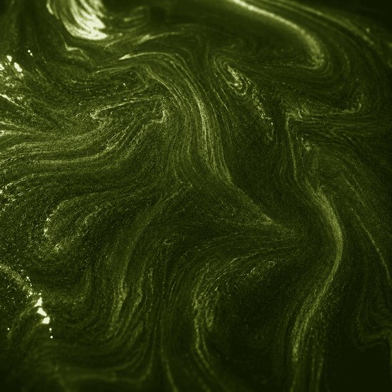Nahaufnahme einer smaragdgrünen Metallic-Epoxidharzoberfläche mit feinen Schimmerpartikeln und organischer Struktur.