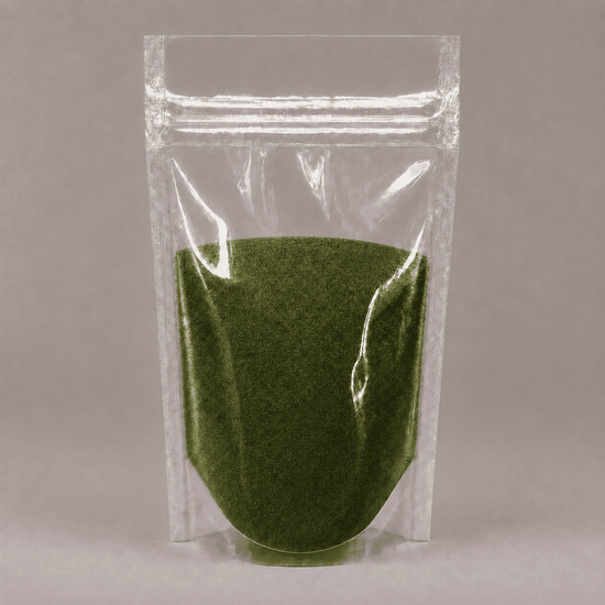 Transparent verpacktes smaragdgrünes Metallic-Pigment als feines Pulver im wiederverschließbaren Standbeutel.