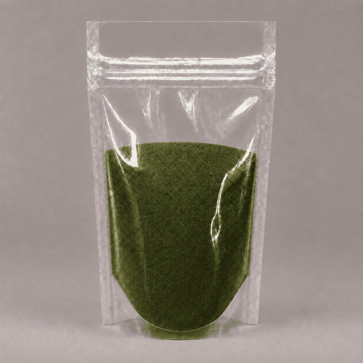 Transparent verpacktes smaragdgrünes Metallic-Pigment als feines Pulver im wiederverschließbaren Standbeutel.