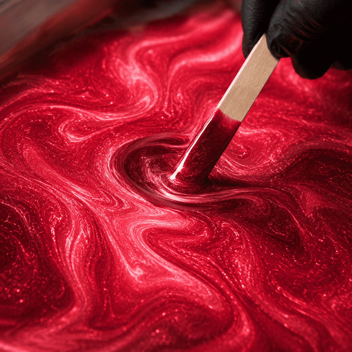Soulfire UV Metallic-Epoxidharz wird mit einem Holzspatel zu einer luxuriösen Marmorstruktur mit intensivem Perleffekt, brillantem Schimmer und faszinierender Tiefenwirkung gestaltet.