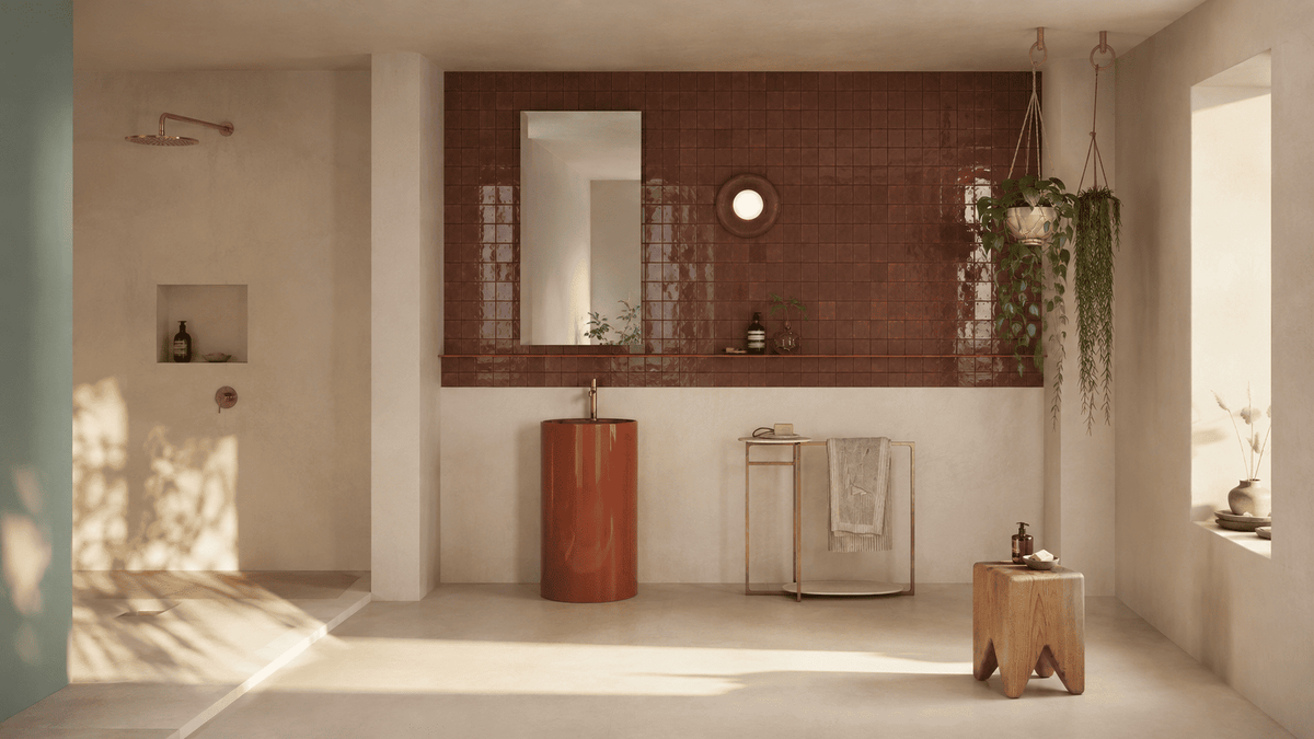 Modernes Spa-Badezimmer mit fugenlosem Designboden in warmen Naturtönen, offenen Duschbereichen und stilvollen Vintage-Akzenten