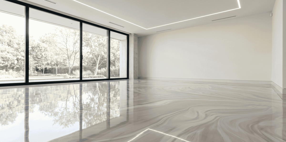 Fugenloser Metallic-Epoxidharz-Boden in heller Marmoroptik mit Hochglanzoberfläche im modernen Wohnbereich.