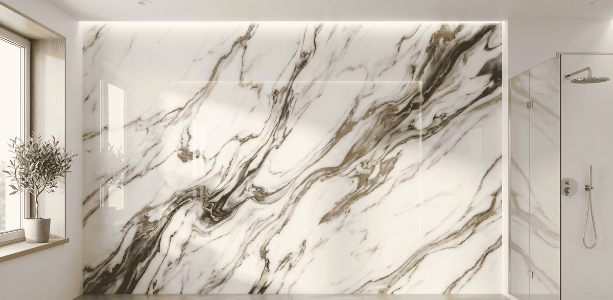 Fugenlose Epoxidharz-Wand in weißer Marmoroptik mit schwarzen und goldenen Adern im modernen Badezimmer mit Dusche.