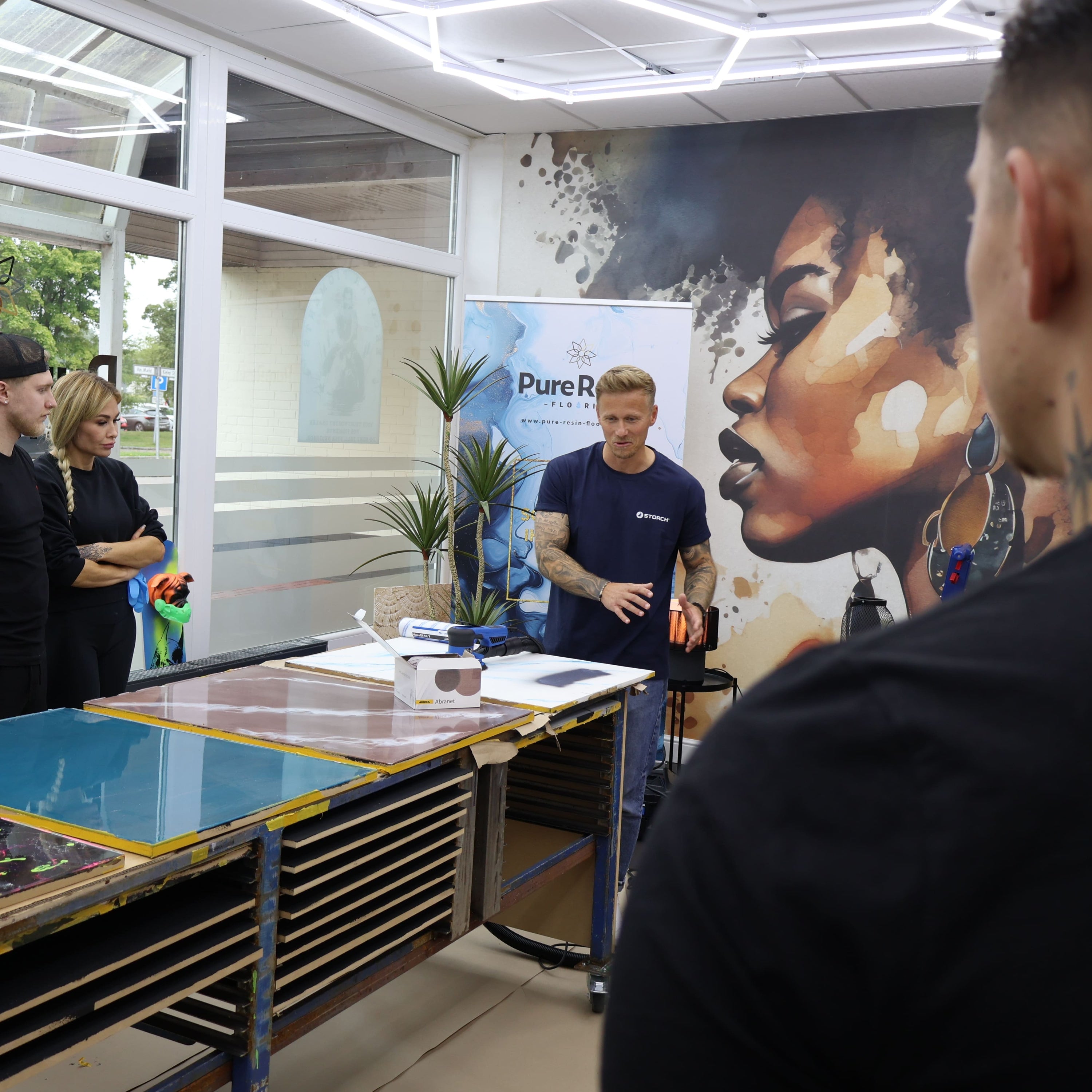 Praxis-Schulung für Epoxidharz-Böden mit Material- und Verarbeitungserklärung im Pure Resin Flooring Workshop.