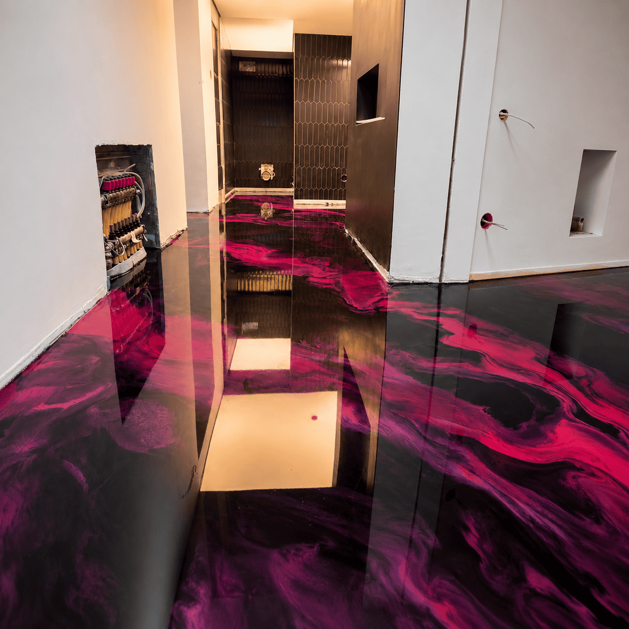 Schwarzer Metallic-Epoxidharz-Boden mit leuchtenden Magenta- und Violett-Effekten sowie fugenloser Hochglanzoberfläche im modernen Wohnbereich.