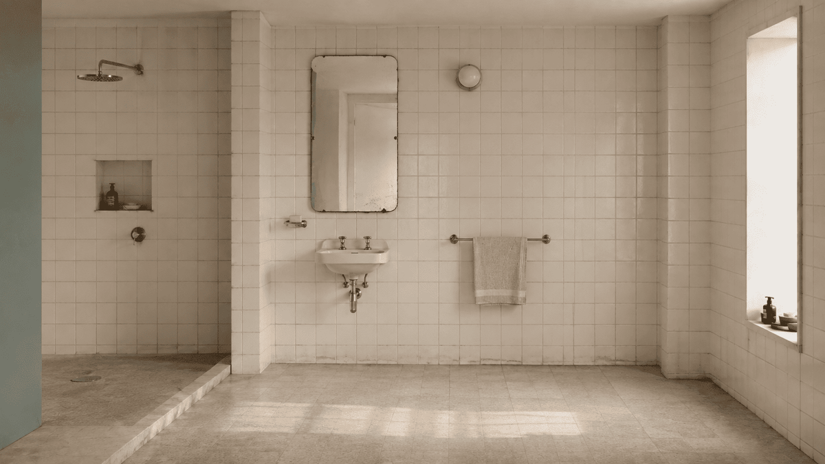 Vintage-Badezimmer mit weißen Wandfliesen, hellem Fliesenboden, offener Dusche und klassischem Waschbecken vor der Modernisierung