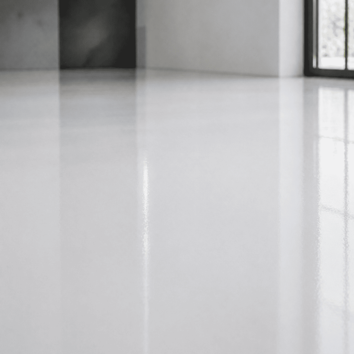 Weiße Epoxidharz-Grundierung mit gleichmäßig geschlossener, glatter Oberfläche und optimaler Untergrundversiegelung – die ideale Haftbasis für helle Metallic-Epoxidharz-Böden, Designbeschichtungen und mehrschichtige Epoxidharz-Systeme.