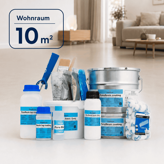 Komplettset für einen 10 m² Wohnraum mit Epoxidharz, Pigmenten, Werkzeug und Zubehör. Im Hintergrund ist ein moderner Wohnraum mit Epoxidharzboden zu sehen.