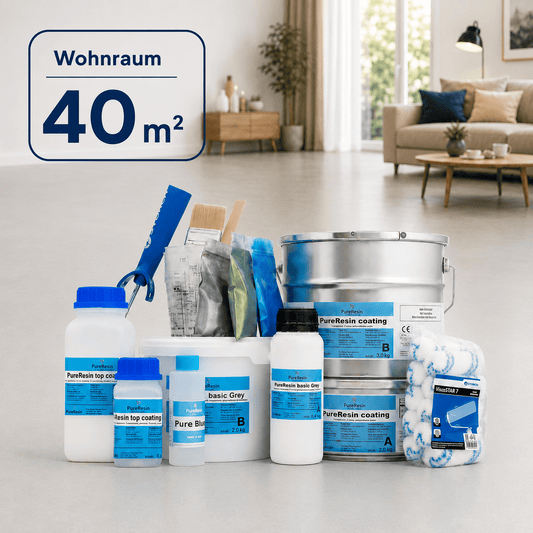 Komplettset für einen 40 m² Wohnraum mit Epoxidharz, Pigmenten, Werkzeug und Zubehör. Im Hintergrund ist ein moderner Wohnraum mit Holzfußboden zu sehen.
