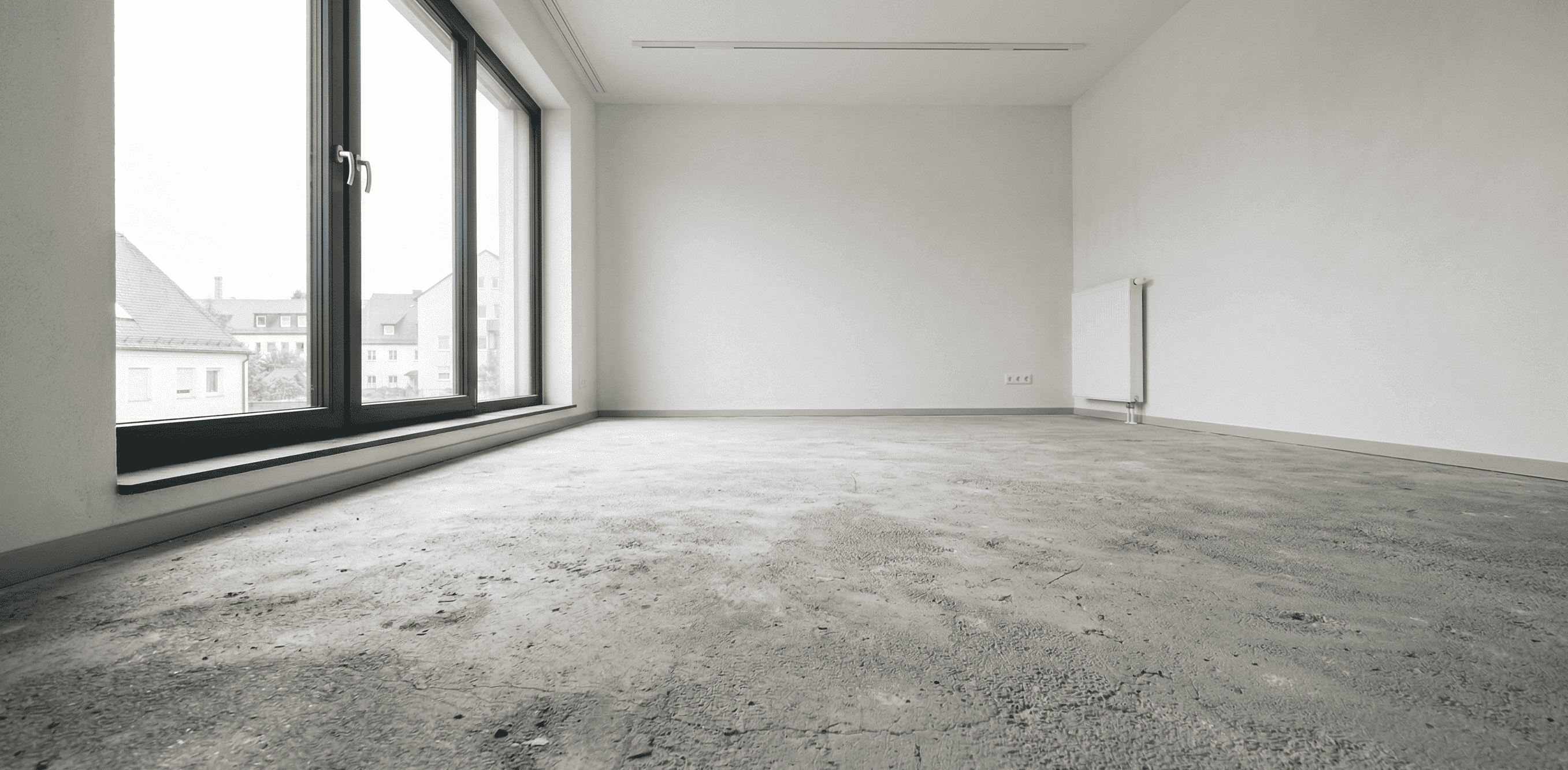 Unbehandelter Betonboden im modernen Wohnbereich vor dem Auftragen einer Epoxidharz-Grundierung oder Bodenbeschichtung.
